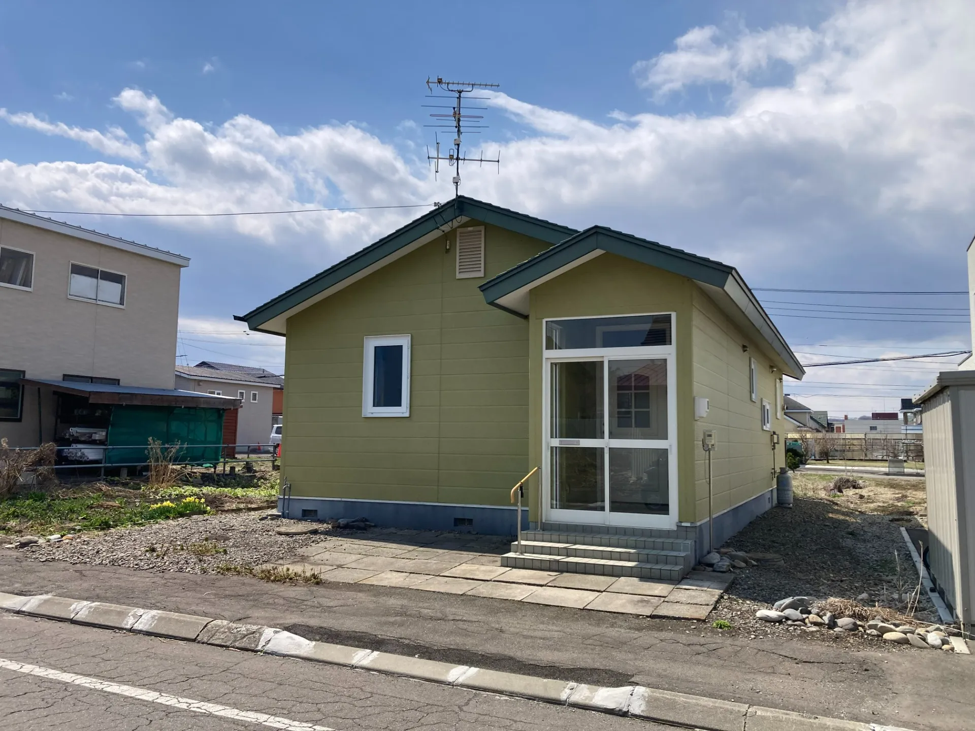 幕別町緑町　2LDK平屋　敷地88坪 ＋ 向かい側に物置付き79坪の土地